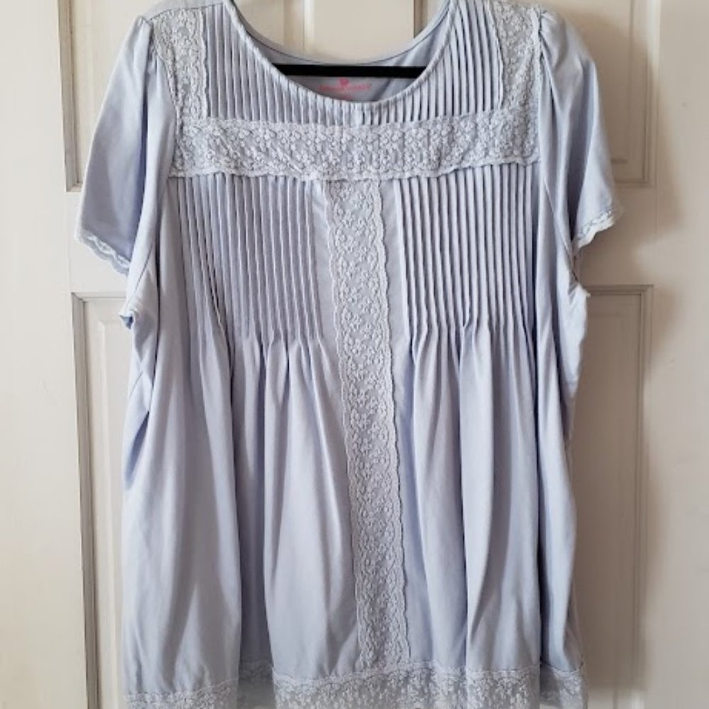 SALE... EUC Tunic Top🩵💜